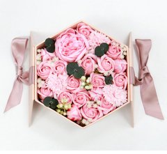 Подарунковий набір мила з рожевих троянд Flower with glass box в рожевій коробці