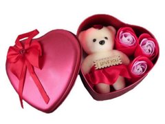 Подарочный набор в форме сердца с милым Мишкой и 3 мыльными розами, Red