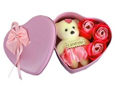 Подарочный набор в форме сердца с милым Мишкой и 3 мыльными розами, Pink